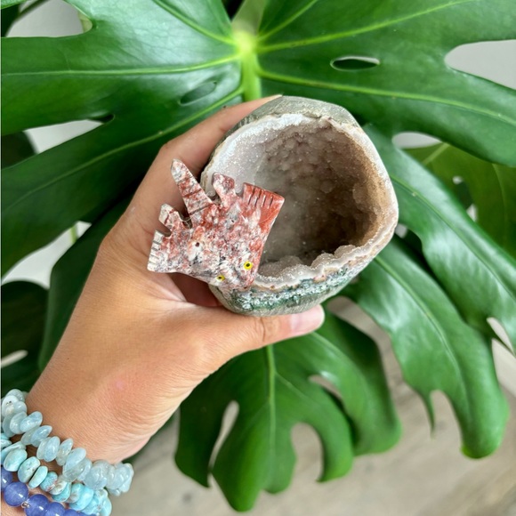 Stingray Carving on Pink Amethyst - Picture 3 of 7